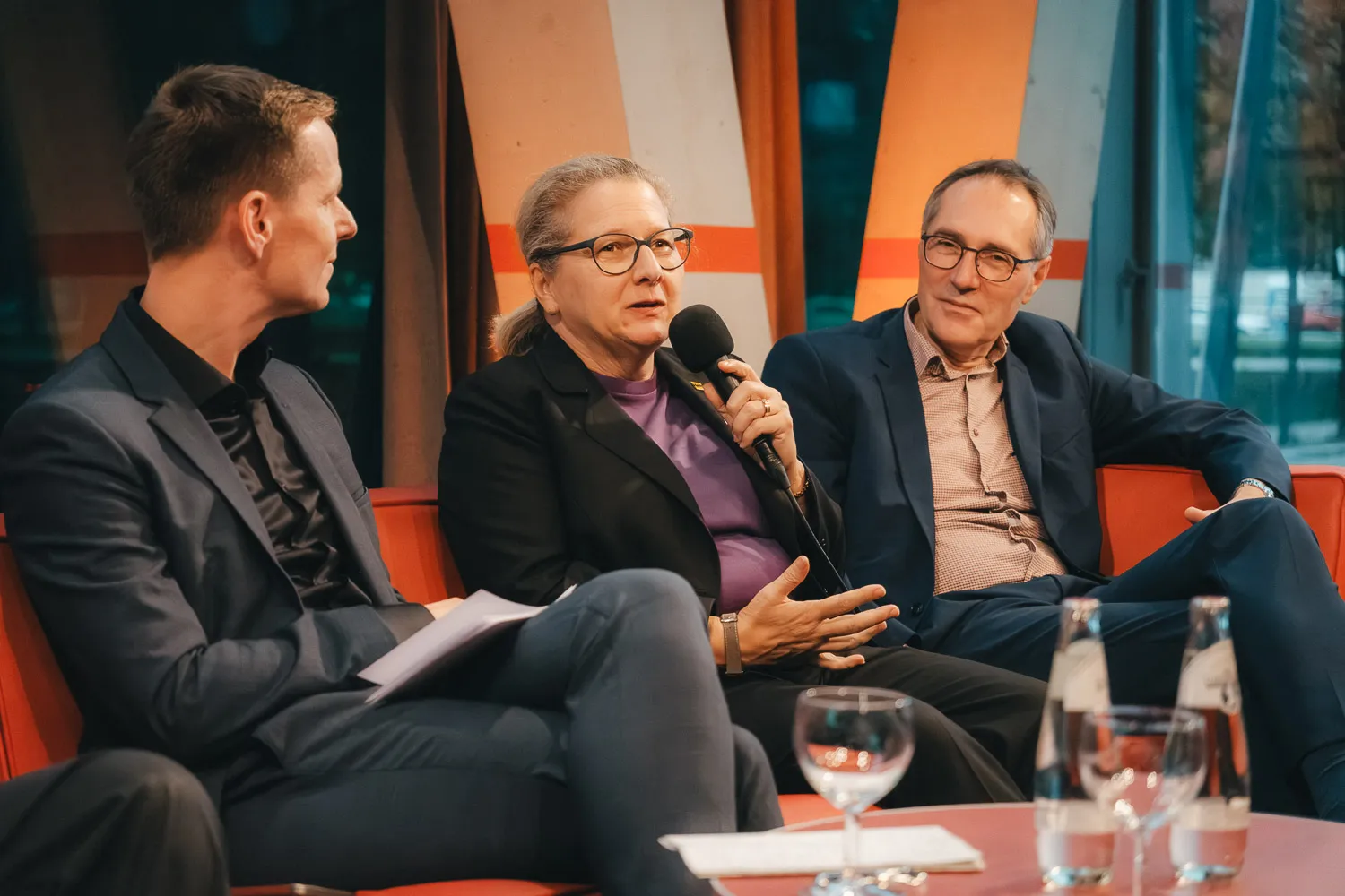 Blick aufs Podium: Kai Niebert, Svenja Schulze mit Mikrophon und Sascha Müller-Kraenner